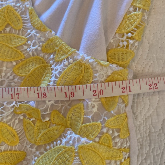 XXL white polyester tank top with yellow lace detail on the front - Picture 5 of 7